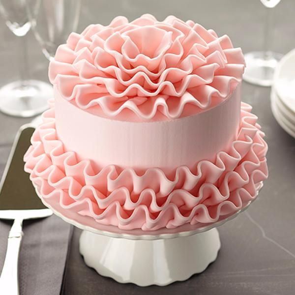 Decorating cake