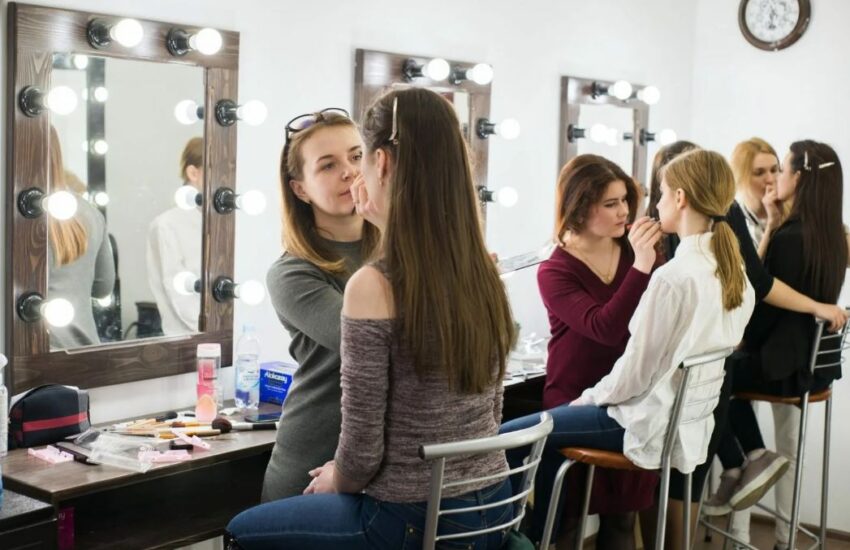 Makeup Artist Jobs Available in USA With Visa Sponsorship